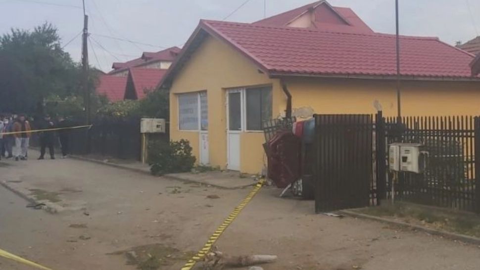 Șofer rănit după ce s-a răsturnat cu mașina în curtea unei case din Gorj 