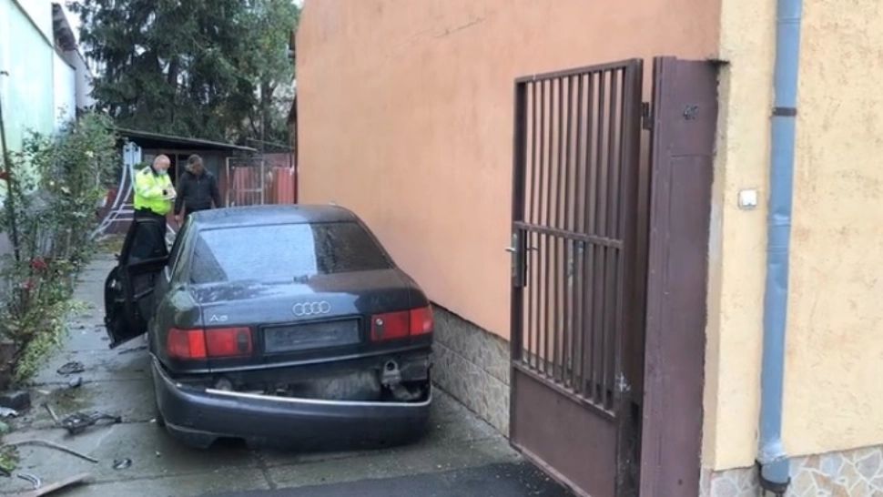 Accident bizar, în Arad: s-au trezit cu o mașină distrusă în curte
