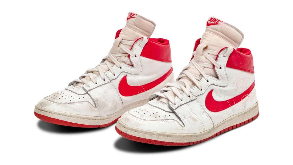 Ghetele purtate de Michael Jordan la primul său sezon în NBA, în 1984. Foto/Profimedia