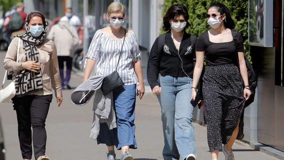 Oameni pe stradă, în Capitală / Foto: Profimedia