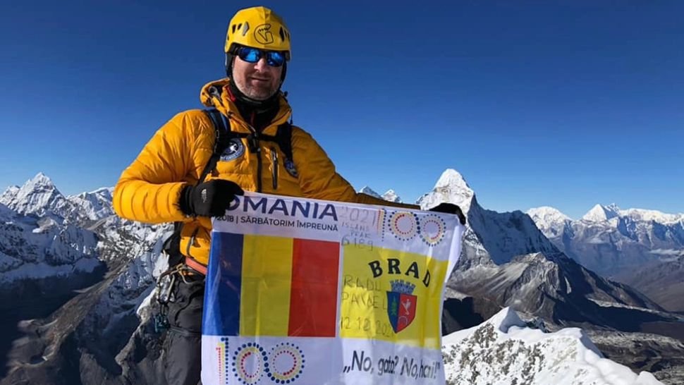 Un poliţist din Brad a cucerit vârful Island Peak, din Munţii Himalaya Foto: Facebook.com