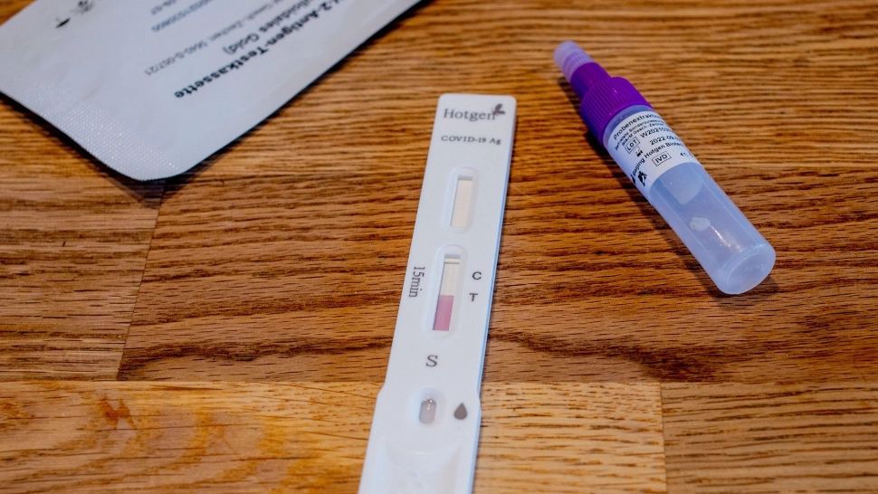 Test de salivă pentru depistarea infecției cu SARS-CoV-2/ Profimedia