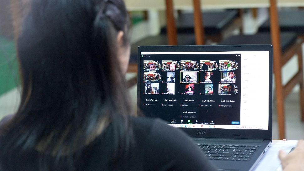 BANI pentru părinții elevilor care învață online / Foto: Profi Media