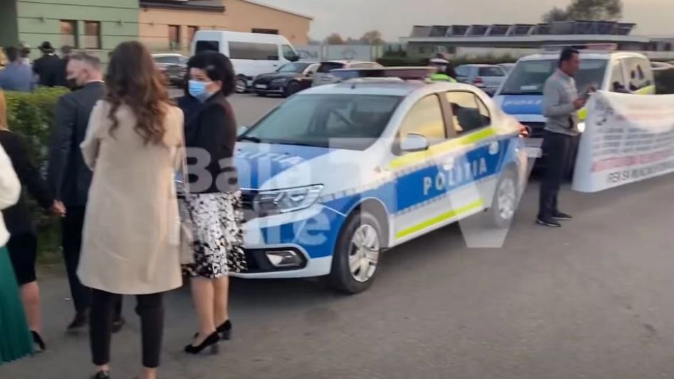 Au protestat în faţa restaurantului după ce mascații au oprit nunta. Foto/Captură  video 