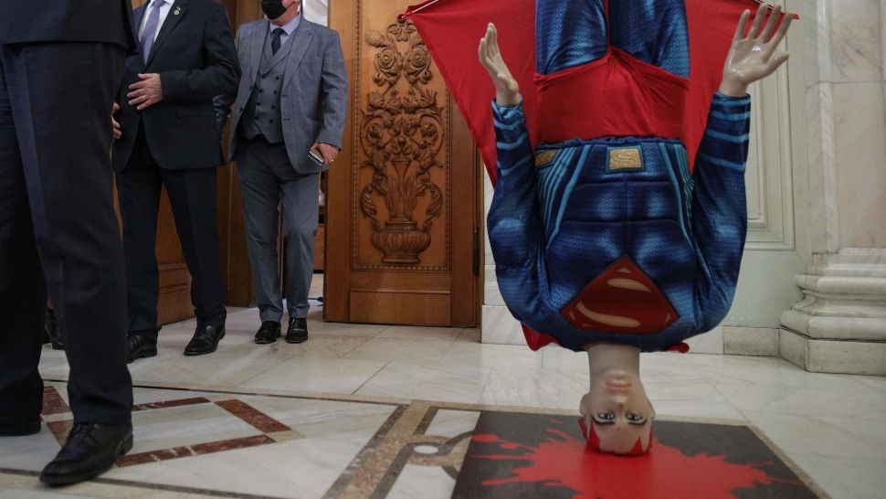 Superman Cîțu a fost demis. Locul pare să fi fost luat de Iohannis. Foto/Inquam