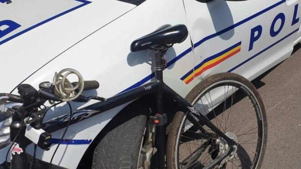 Biciclistul a fost acroșat de o masina in parcarea unui Mall 