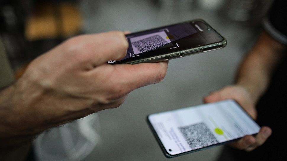 O țară din Europa Centrală introduce OBLIGATIVITATEA certificatului anti-Covid! Ce categorii profesionale sunt vizate