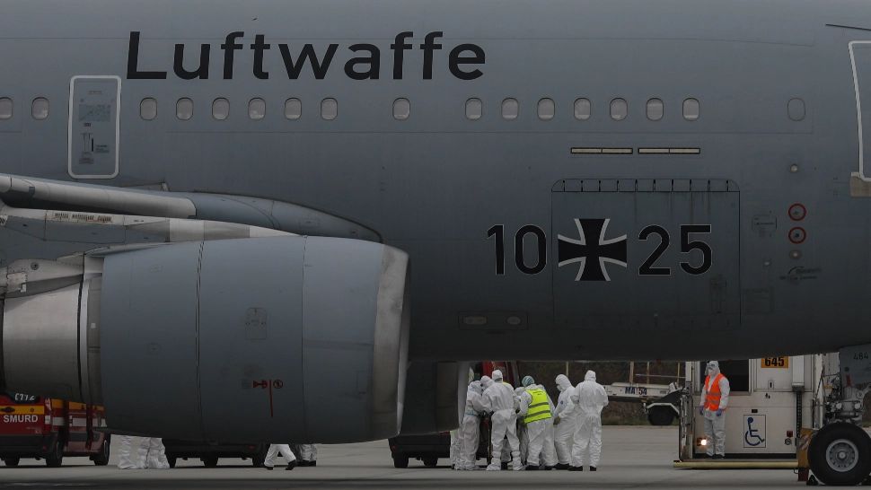 Primii 6 bolnavi de COVID-19 transferați în Germania! Foto: INQUAM/Octav Ganea