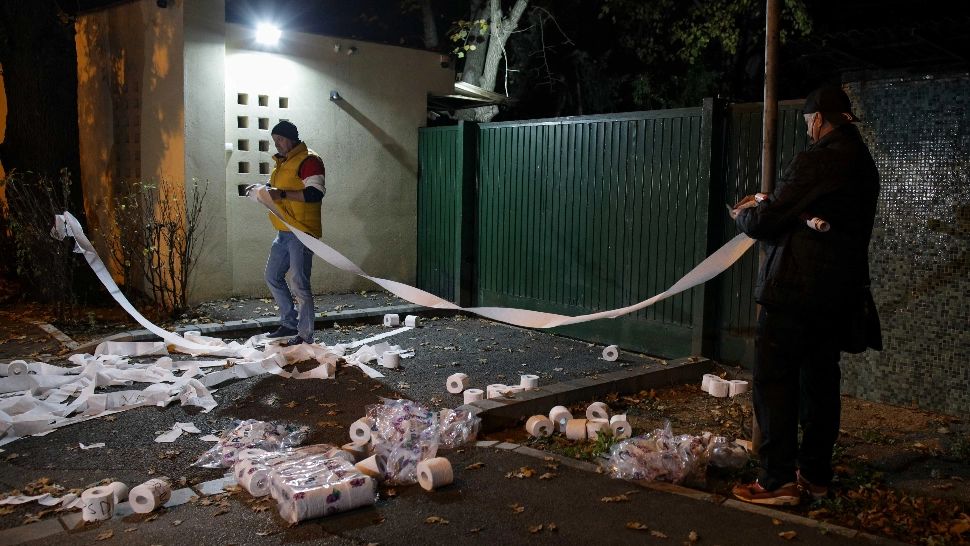 Protest cu hârtie igienică la Vila Lac din București, acolo unde are loc ședința PNL / Inquam Photos / Octav Ganea