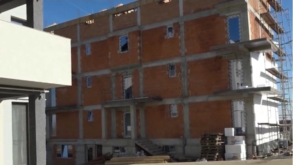 Bloc construit în locul unei vile, în Pitești