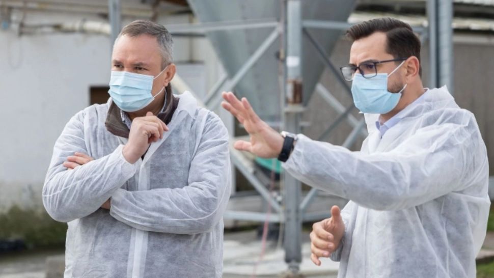 Nicolae Ciucă, Adrian Chesnoiu, vizită la o fermă de pui din jud. Vâlcea Foto: gov.ro