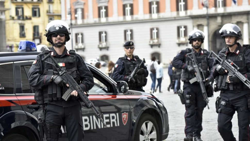 Doi români au fost arestați în Italia după ce au furat armele unor polițiști și au început să tragă în ei.