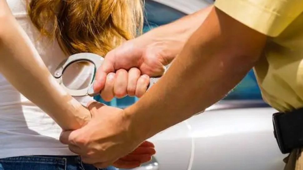 A fugit din sediul poliției, deși avea cătușe la mâini. Foto/Profimedia