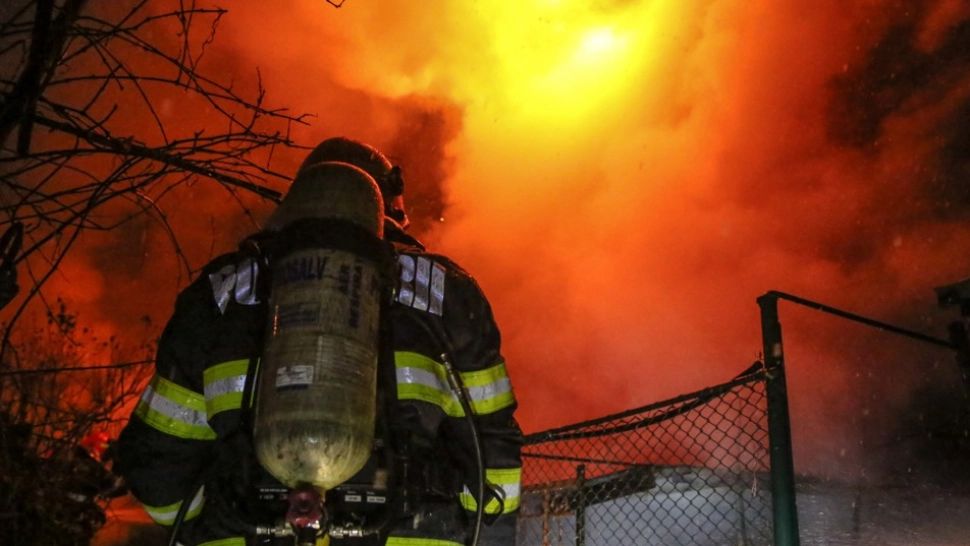 Incendiu la un depozit de mobilă Buzău