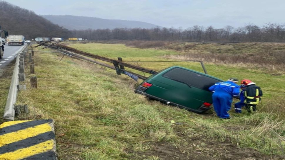 A rupt un stâlp de electricitate FOTO: Poliția Română 