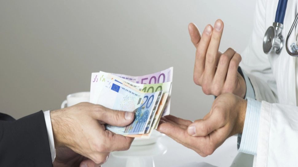 Medicul este acuzat ca a primit mita 10.000 de lei 