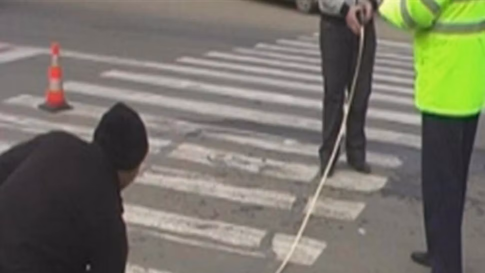 Bărbatul a fost lovit de mașină pe trecerea de pietoni