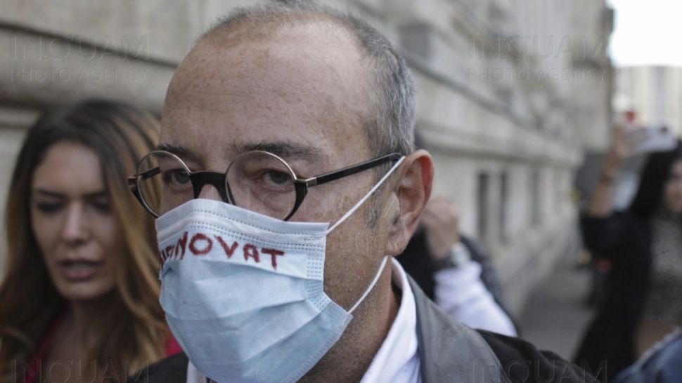 Cristian Popescu Victor Piedone pleaca de la sediul Curtii de Apel Bucuresti purtand o masca chirurgicala cu textul "NEVINOVAT", miercuri, 30 septembrie 2020. Inquam Photos / Octav Ganea