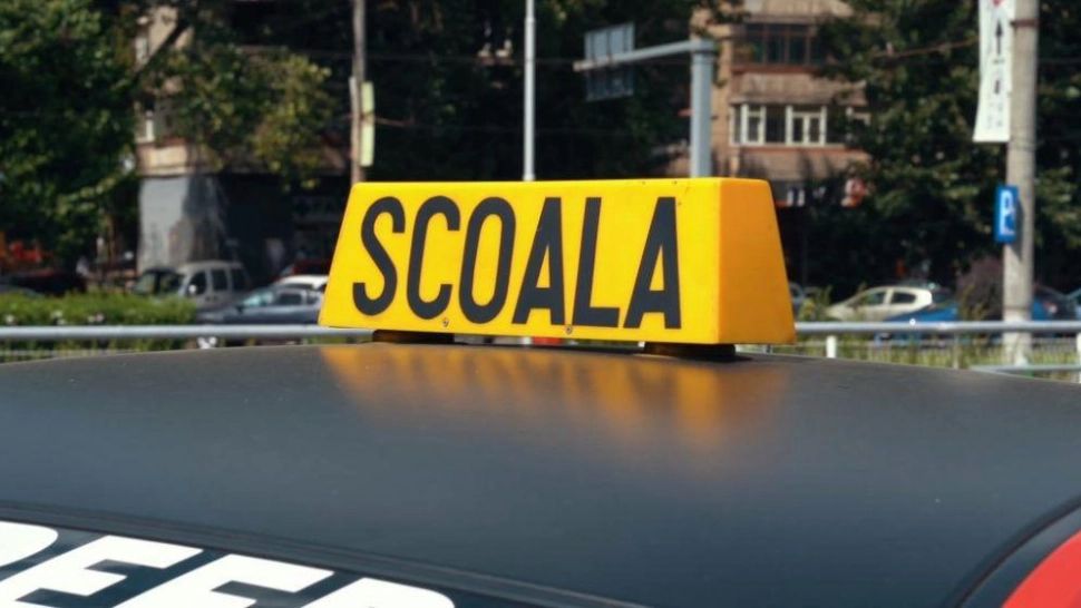 Instructoare auto, filmată când îl pălmuiește pe un elev aflat la volan
