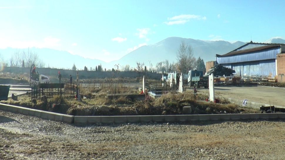 Parcare construită în jurul unor morminte