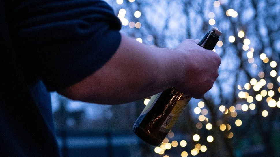 Un bărbat băut a blocat circulația pe un drum județean din Galați / Foto: Profi Media