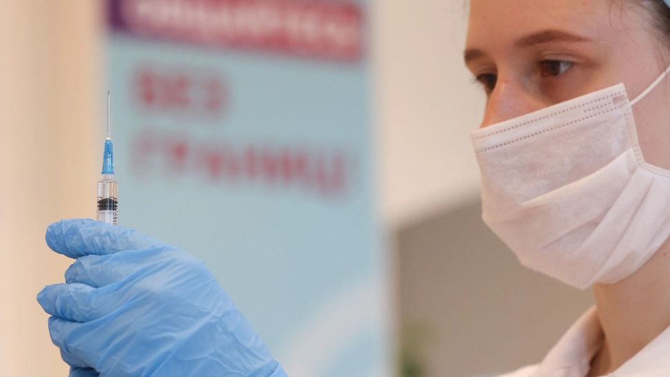 Prima țară din lume unde angajații care refuză vaccinrea vor putea fi demiși. Foto: Profi Media