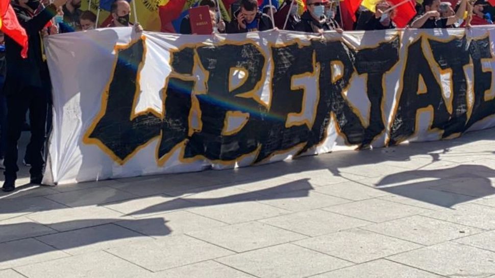 Certificatul verde COVID scoate, din nou, oamenii în stradă - Protest la sediile USR, PNL și PSD