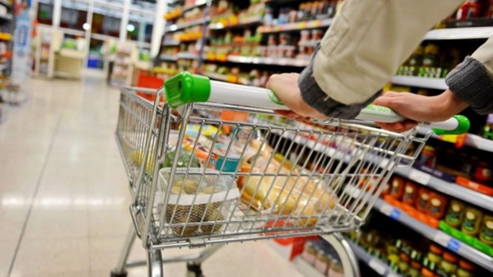 Coșul de consum a explodat! De câți bani are nevoie o familie pentru un trai decent - dovada că salariile nu acoperă cheltuielile