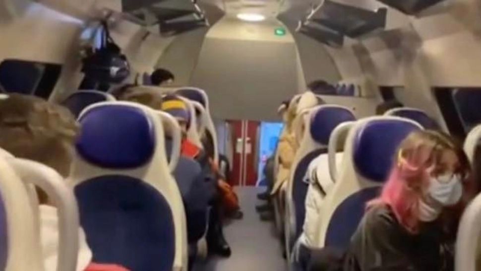 Tren blocat de copaci rupţi pe Valea Prahovei