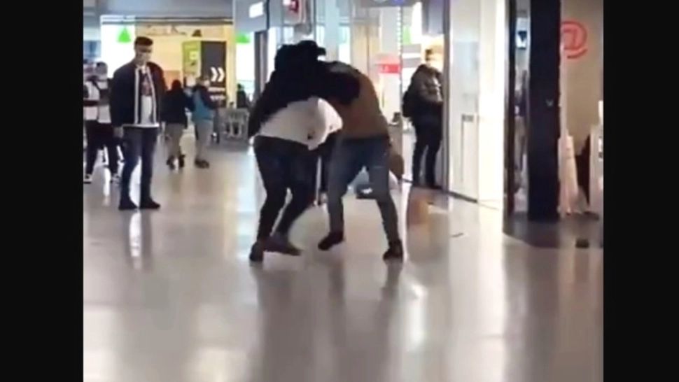 Bătaie în parcarea unui supermarket din Alba Iulia