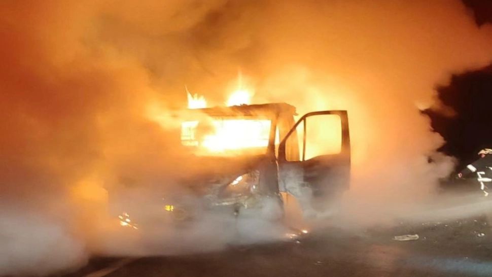 Autoutilitară distrusă de flăcări, în Cluj