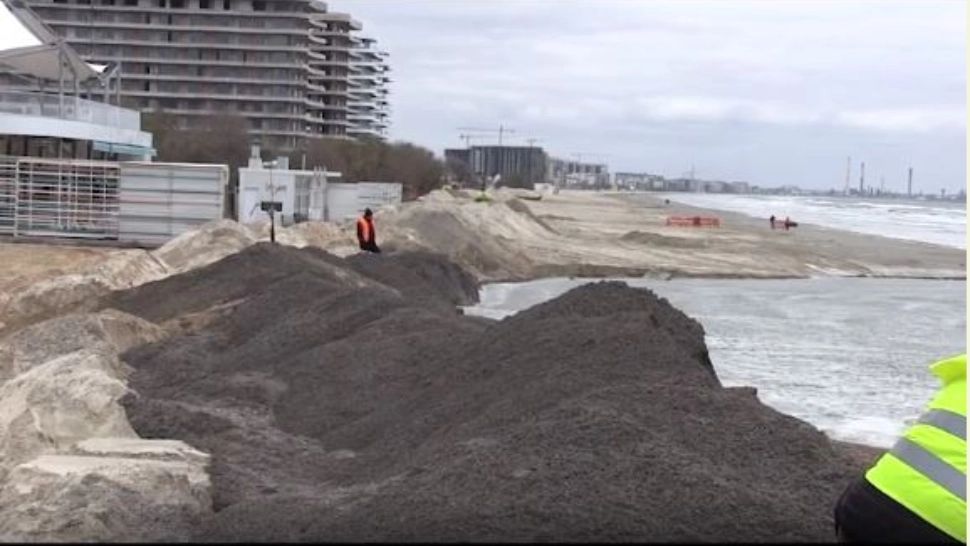 Plajele lărgite din Mamaia au început să se erodeze