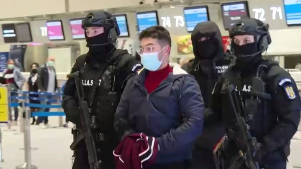 Criminalul marocan escortat de poliție la aeroport