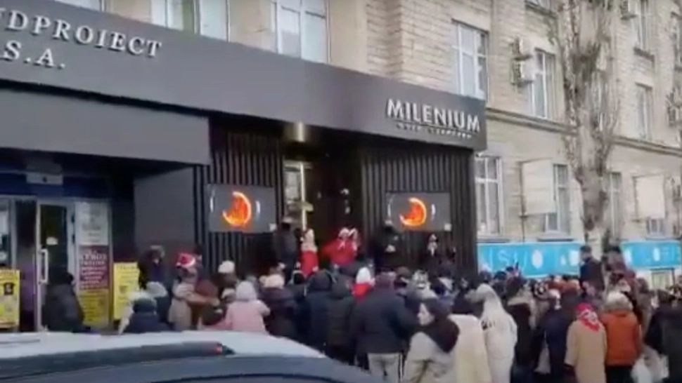 Imbranceli la un magazin de bijuteri din Chișinău FOTO: Captura video