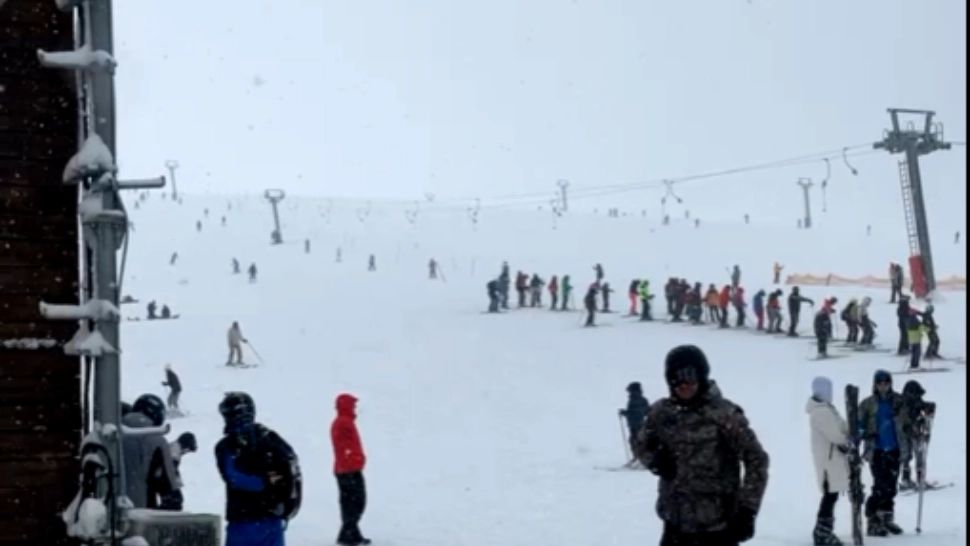 Aglomerație pe pârtii / Facebook Domeniul Schiabil Transalpina-Voineasa/ Captură video