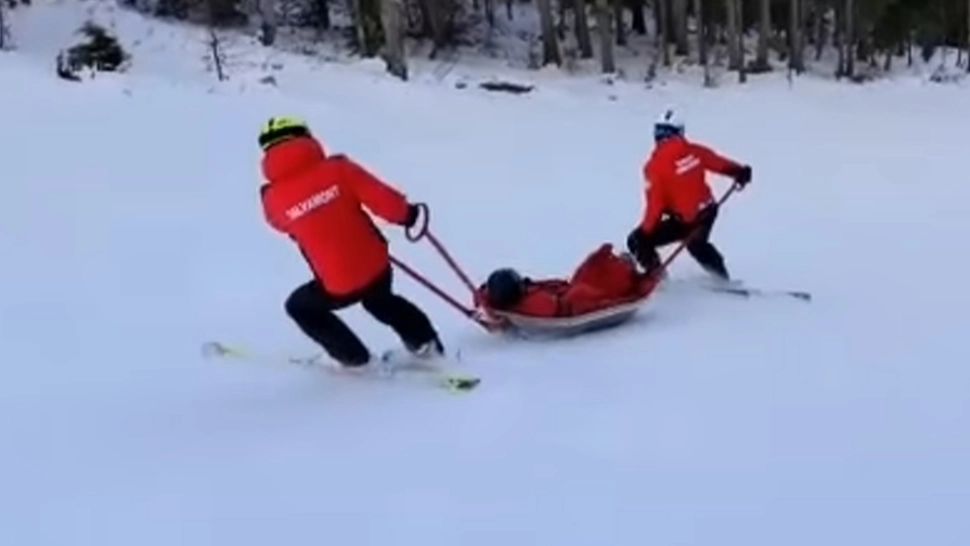 Intervenție pe pârtie în Poiana Brașov / Captură video Facebook Salvamont Poiana Brașov