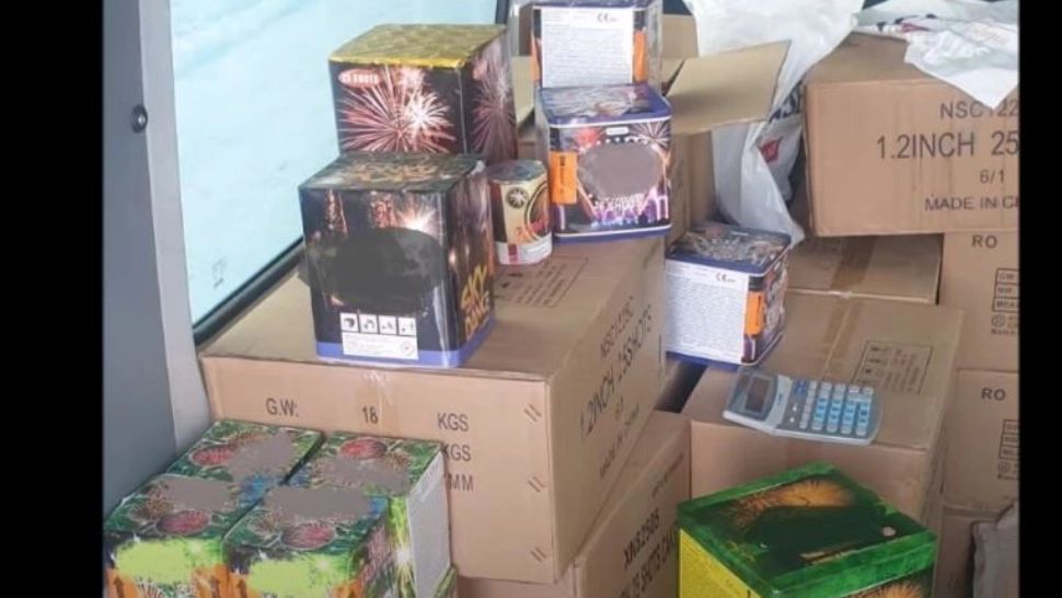 16 tone de artificii au fost confiscate de polițiști. Foto/Captură video
