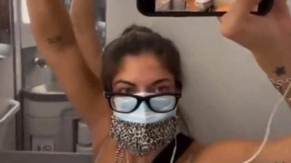 S-a autoizolat în toaleta avionului după ce a aflat că are covid