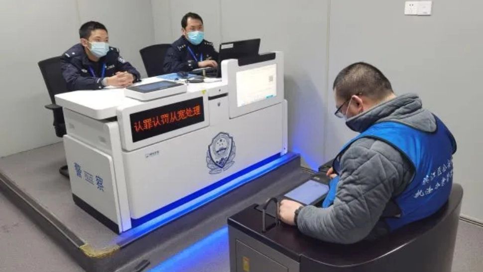 Un chinez s-a predat de bunăvoie poliției după 3 ani pentru că nu a mai suportat restricțiile COVID-19
