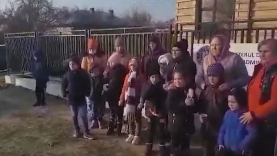 Situație revoltătoare în Dolj: Copiii, ținuți în frig, la împărțirea cadourilor de Crăciun Foto: Captură TV