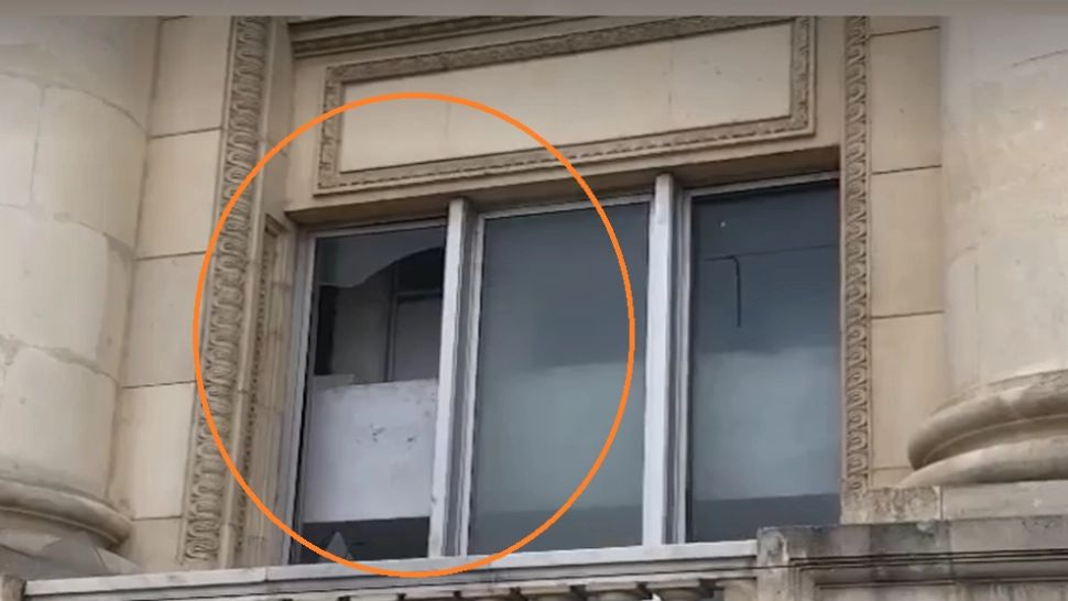 Fereastra pe unde ar fi pătruns intrusul (captură video Realitatea Plus)