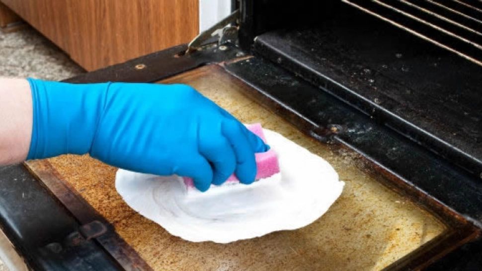 Cum cureți rapid geamul de la cuptor cu aceste două ingrediente din bucătărie