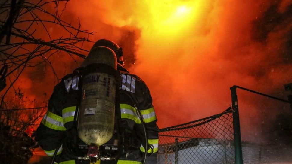 Incendiu violent, la o primărie: focul a fost pus intenționat. Arhiva, total distrusă 