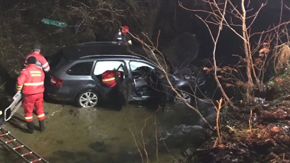 Masina a plonjat în rau FOTO: ISU