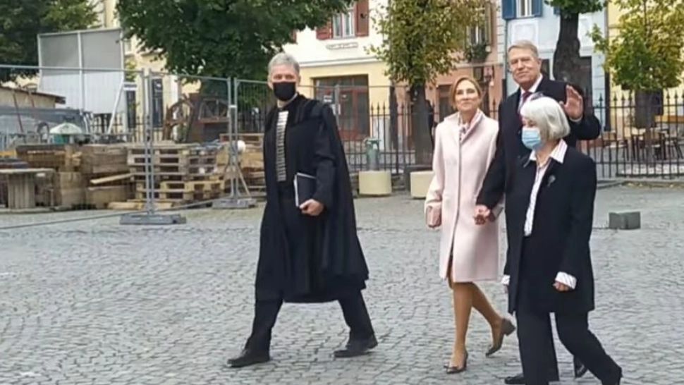Carmen și Klaus Iohannis, fără mască la biserică