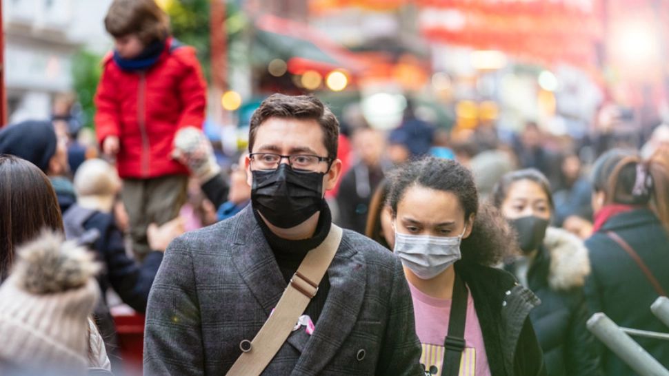 MASCA revine în Europa - Ministrul Sănătății le cere francezilor să o poarte din nou în transportul public