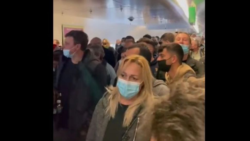 Aglomerație la terminalul Sosiri din Otopeni. Foto/Captură video