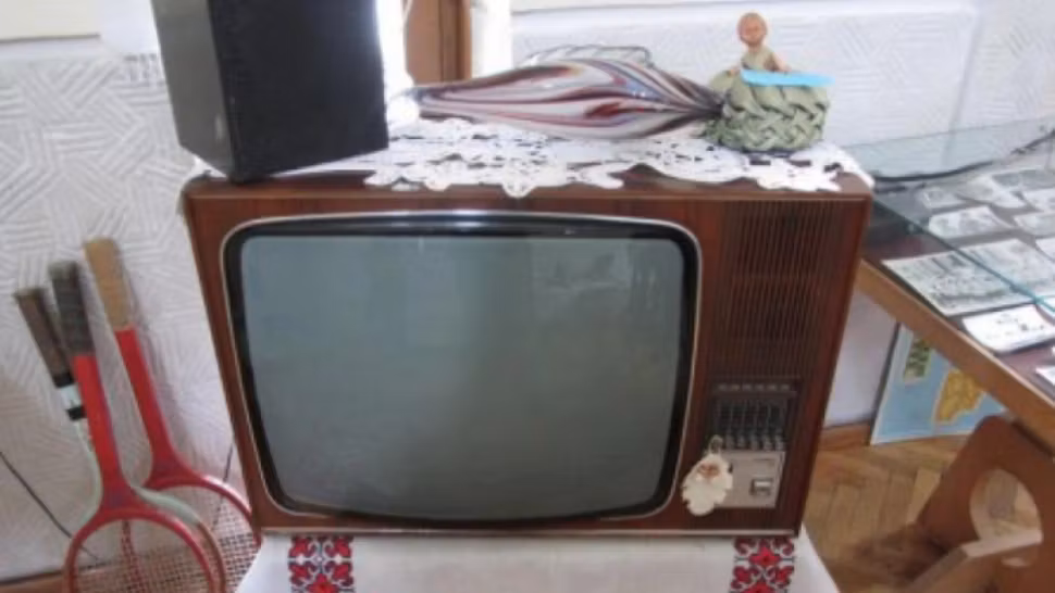 Adevărul despre peştele de sticlă pe mileu pus de bunici şi părinţi pe TV. Ce reprezintă el, de fapt