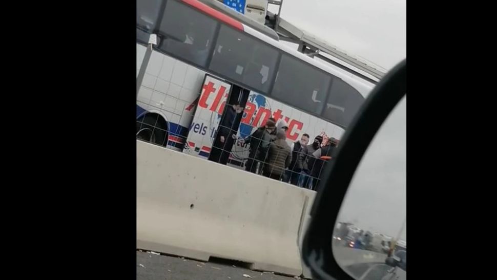 Polițist filmat în timp ce ia șpagă? Foto/Captură video