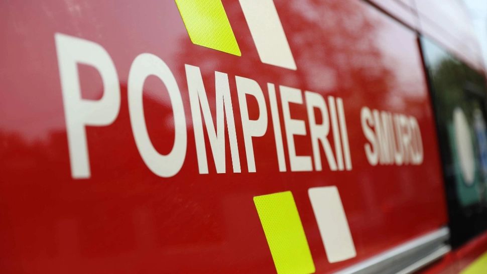 Incendiu violent, la un depozit de furaje din jud. Iași